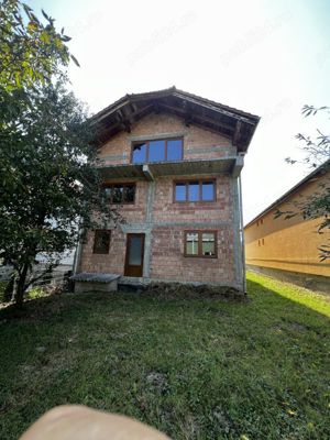 Vand casa singur in curte 240 mp utili, 400 mp teren - imagine 2