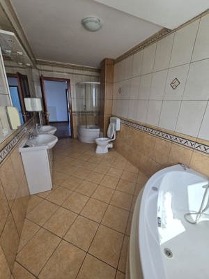  Apartament Spațios cu Curte de Închiriat în Ghiroda - Ideal pentru Familie sau Birouri  - imagine 12