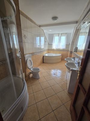  Apartament Spațios cu Curte de Închiriat în Ghiroda - Ideal pentru Familie sau Birouri  - imagine 11