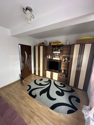 Apartament cu 2 camere decomandat, balcon, etaj 2/5, parcare, zona Petrom  - imagine 2