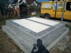 Cavou, Criptă, Borduri beton armat.Monumente Marmură sau granit  - imagine 9