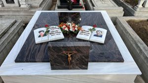 Cavou, Criptă, Borduri beton armat.Monumente Marmură sau granit  - imagine 7