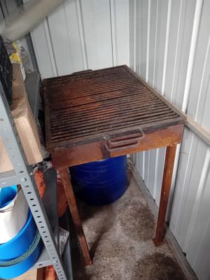 Vând canapea 2 locuri și un grătar big family