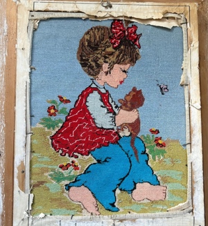 Tablou Goblen anii 80 Fetita cu pisica cusut manual pas mic înrămat 40x46cm - imagine 3