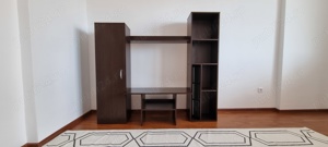 Mobilier living cu suport TV si biblioteca.