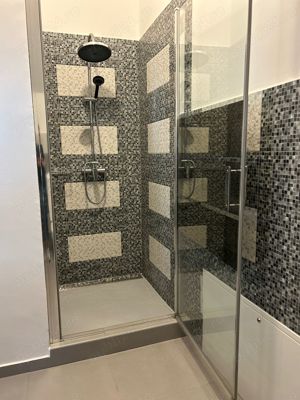 De închiriat apartament la casă 