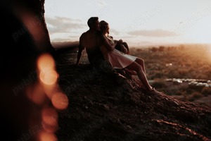 Tânăr singur, ofer placeri doamnelor și domnișoarelor 