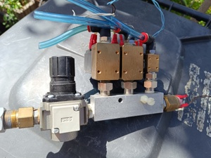 Distribuitor pneumatic cu regulator de presiune 