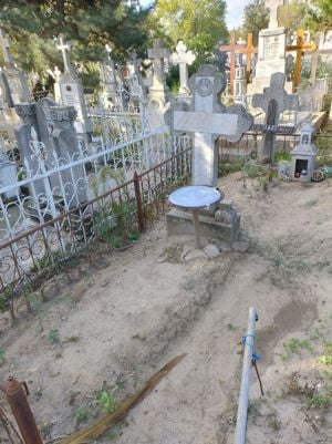 2Locuri de veci cimitirul Sf Constantin Brăila  - imagine 2