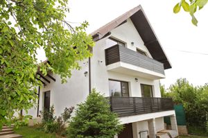 Vilă cu 5 dormitoare, 4 băi, 2 248mp teren, piscină. Preț: 229 000 Eur