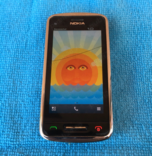 Nokia C6-01 in stare de functionare cu o fisura pe ecran codat orange - imagine 3