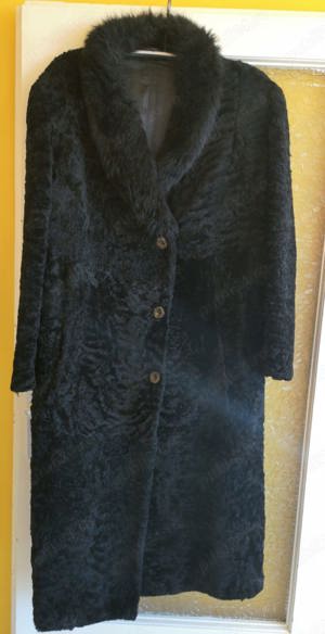 Vând blana de astrahan lunga