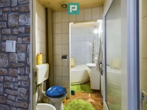 Apartament la curte comună cu terasă pavată! - imagine 18