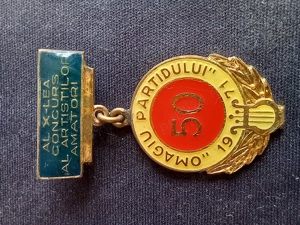insigna RSR al X-lea concurs al artistilor amatori "OMAGIU PARTIDULUI-1971"