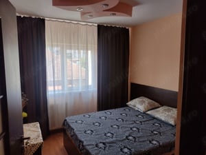 Vă oferim spre închiriere apartament cu trei camere decomandat.