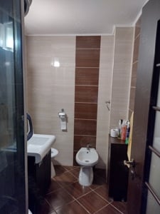 Vă oferim spre închiriere apartament cu trei camere decomandat. - imagine 5