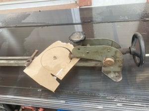 Dispozitiv de taiat garnituri