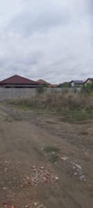 PROPRIETAR vând teren, 700 mp. între case noi, toate utilitățiile pe teren. - imagine 2