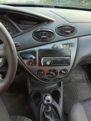 Dezmembrez Ford Focus 1.4i coupe - imagine 2