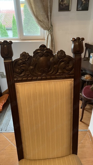 Vând două scaune vechi