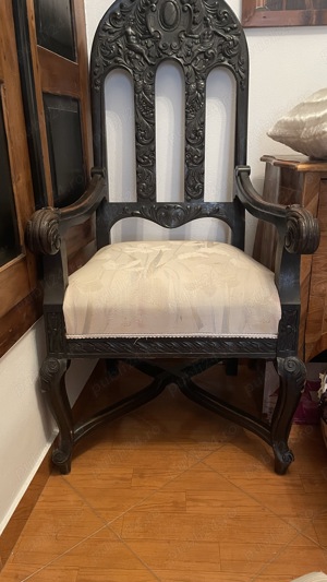 Vând un scaun vechi.