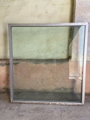 Vand la Resita, geam fix, din duraluminiu.