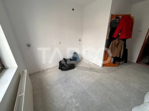 Spatiu comercial de inchiriat 15 camere 9 bai 400 mpu in Strand Sibiu - imagine 6