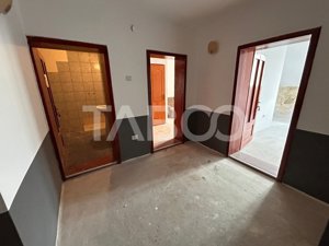 Spatiu comercial de inchiriat 15 camere 9 bai 400 mpu in Strand Sibiu - imagine 15