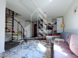 Casă Nouă din Lemn cu Mansardă – Eleganță Rustică și Confort Modern - imagine 2