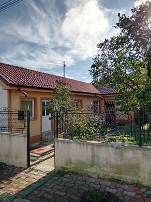 Vând casa la curte în Agigea,3 camere baie bucătărie beci,recent renovata,în centru localitatii - imagine 2