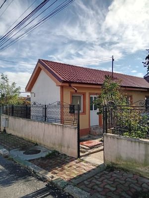 Vând casa la curte în Agigea,3 camere baie bucătărie beci,recent renovata,în centru localitatii - imagine 4