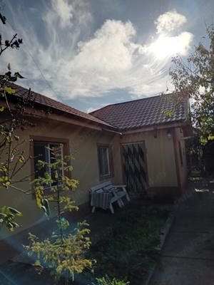 Vând casa la curte în Agigea,3 camere baie bucătărie beci,recent renovata,în centru localitatii - imagine 5