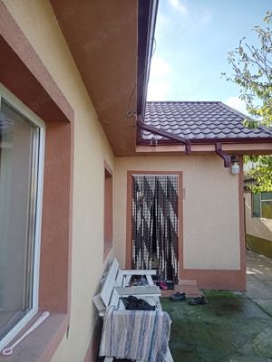 Vând casa la curte în Agigea,3 camere baie bucătărie beci,recent renovata,în centru localitatii - imagine 6