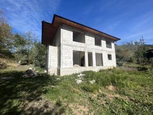 Casa cu doua nivele la rosu in zona Barga, aproate de Colibita.