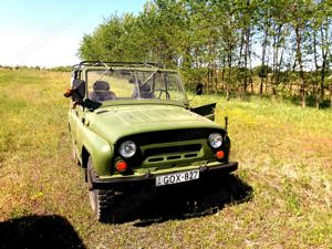 Mașina teren UAZ, renovată cu piese originale, în stare foarte bună