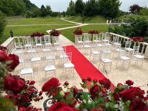 Închiriez mese,scaune,vesela,pavilioane 