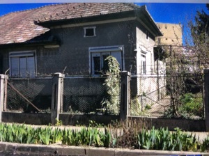 Vand casa cu gradina, cu posibilitate de extindere si modernizare, in Turda