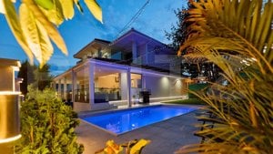 Casa lux 5 camere, 280 mp utili, piscina, Bucium