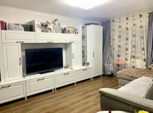 vând apartament cu 3 camere,bucătărie , baie și spațiu de depozitare.