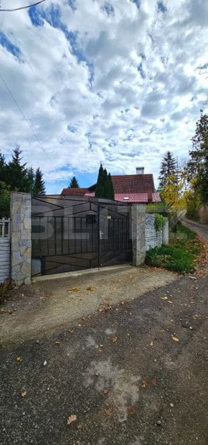 Casa deosebita, 3000 mp teren, 6 camere zona linistita - Barcani 