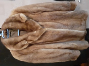 Haina de blana si geaca de piele