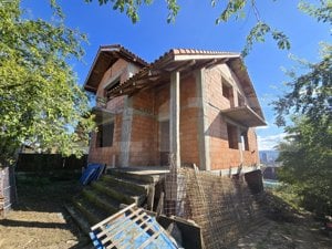 Casă cu 4 camere, 200 mp utili, la roșu, 530 mp teren, în Dâmbul Rotund