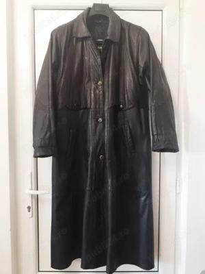 haina piele lunga,captusita cu gluga detasabila.