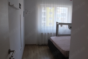 Vand apartament cu 2 camere zona Coresi Top City Tractorul - imagine 4