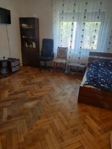 Vând apartament 2 camere la casă curte comuna