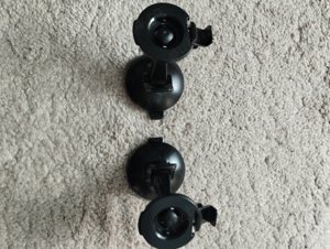 Vând suport parbriz,bord si încărcător Garmin. 