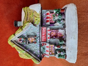 Casuta veche cu lumini confectionata din ipsos, pictata manual - imagine 5