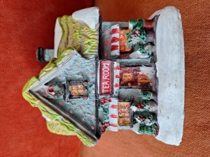 Casuta veche cu lumini confectionata din ipsos, pictata manual - imagine 3