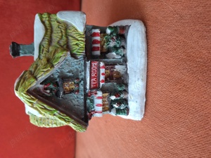 Casuta veche decor cu lumini care  trec prin toata paleta coloristica