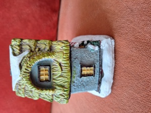 Casuta veche cu lumini confectionata din ipsos, pictata manual